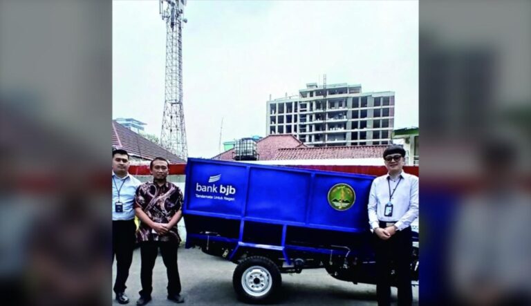 Paguyuban Pasundan Terima Motor Sampah Roda Tiga dari CSR bank bjb
